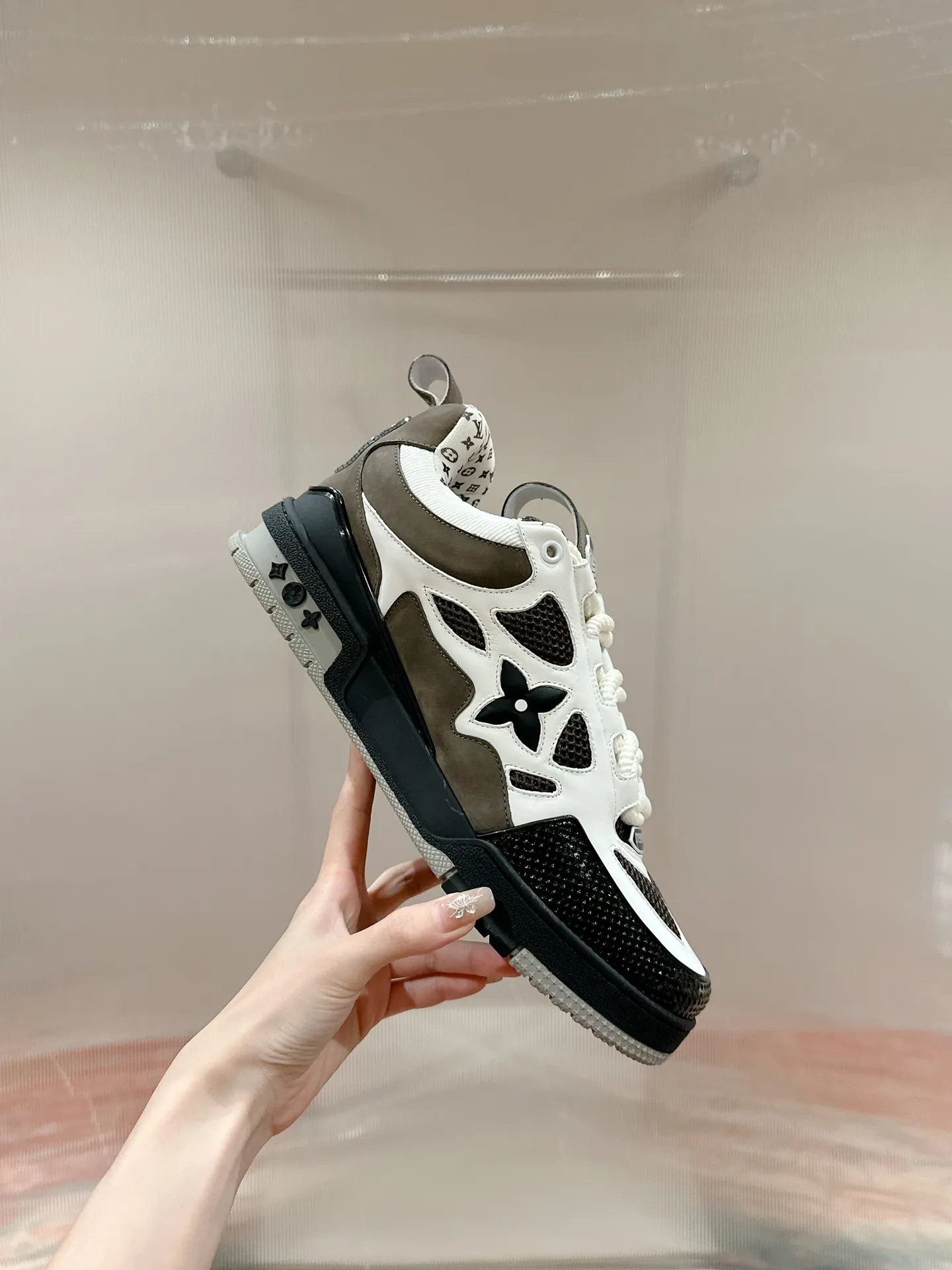 👟👟Ex-factory price 800👟👟 Louis Vuiton·Louis Vuitton🍀 🍀 LV Skate series bread shoes-skateboard shoes-basketball shoes-casual sports shoes top version🔝original purchase, development and production👍🏻[Fireworks] LV Skate has continued The View professional skateboard shoes since 2020. This style continues the fat version of the 90s. Designers added playful touches such as an open mesh tongue and exaggerated laces that pay homage to Axion, es and DC. Unlike your typical skate shoe, this LVSK8 sneaker is made from nubuck leather with TPU trim and Monogram texture. Finally, there are the logos on the heel and tongue as well as the floral pattern on the side. ☑️ Fabric: Original customized first-layer cowhide + breathable mesh ☑️ Lining: Original imported breathable mesh ☑️ Size: Female 35-40 Male 39-44 (Female 40, Male 45.46 customized, non-refundable)